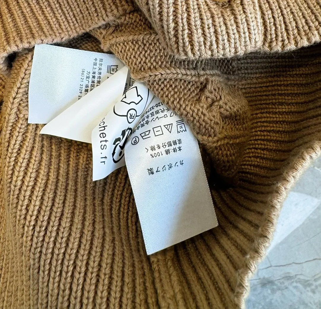 🅿️260 Style number: L03 RALPH LAUREN/Ralph Lauren classic war horse small label embroidered logo Paul polo turtleneck pullover classic half-zip knitted twist sweater sweater Size: Made of pure cotton yarn 🧶 blended with wool, pure cotton is skin-friendly and comfortable, small label war horse embroidered twist turtleneck sweater 🐎 high quality. Follow the blogger to learn how to wear it! Let’s get a Ralph Lauren cable sweater. It’s a super hard-to-find series after it became popular. It’s hard to find one on the official website. It’s simple and practical to wear, with a lazy and loose feel. The thickened fabric has more texture, soft and delicate feel, and a loose fit. Whether worn alone or layered, you can wear different styles of fashion with just one piece!   Size reference # xs s m l Length 64 66 68 70 Shoulder width 40 41 42 44 Bust 46 48 50 52